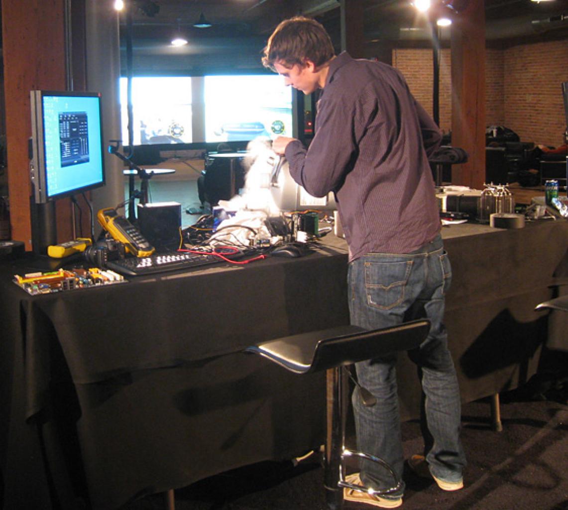 [12/12/2008] Sampsa beim Übertakten des AMD Phenom II X4