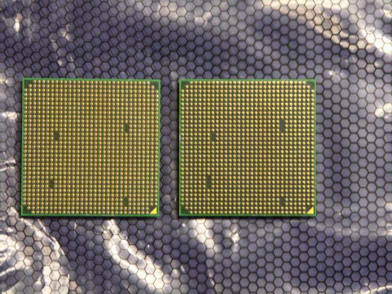 [23/12/2008] Die Pinlücken des Phenom II X4 945 (rechts) fallen etwas größer aus.