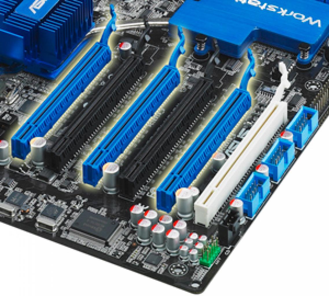 [04/12/2008] Asus P6T6 WS Revolution: Die drei blauen Slots werden mit 16 PCI-Express-2.0-Lanes angesprochen. (Bild: Asus)