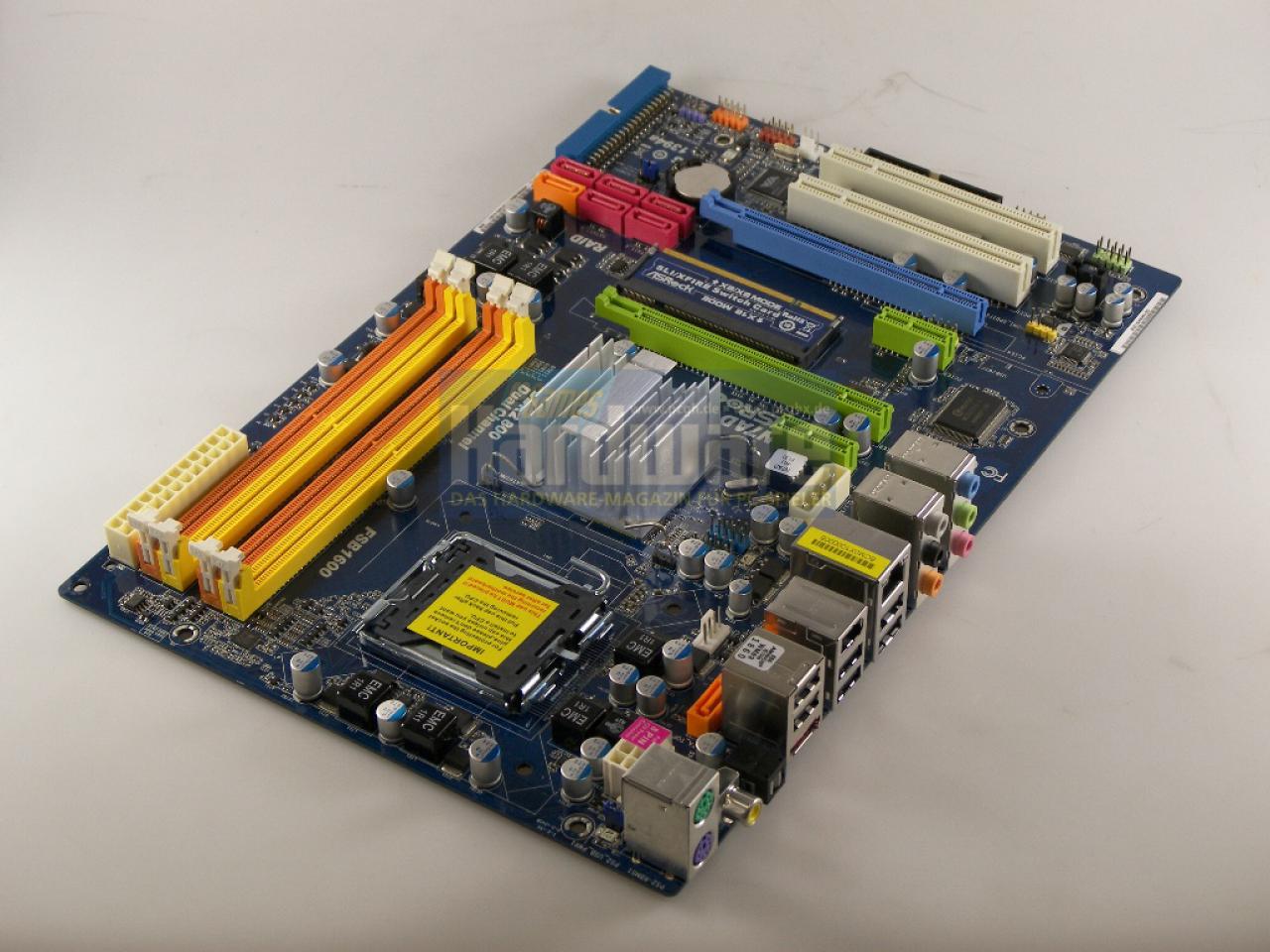 [10/12/2008] Asrock N7AD-SLI: Die Platine ist schmaler als Standard-ATX-Boards.