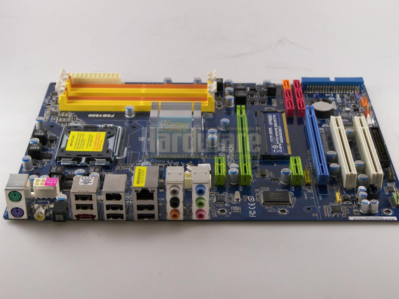 [10/12/2008] Asrock N7AD-SLI: Von links nach rechts: PS2-Ports, digitale Sound-Ausgänge, USB, E-SATA, Firewire, Gigabit-LAN, analoge Sound-Anschlüsse