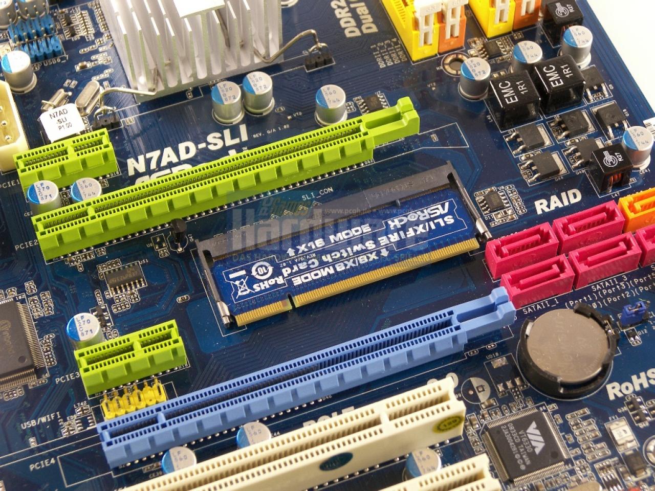 [10/12/2008] Asrock N7AD-SLI: Wenn Sie zwei Karten verwenden wollen, drehen Sie die SLI-Selektorkarte.