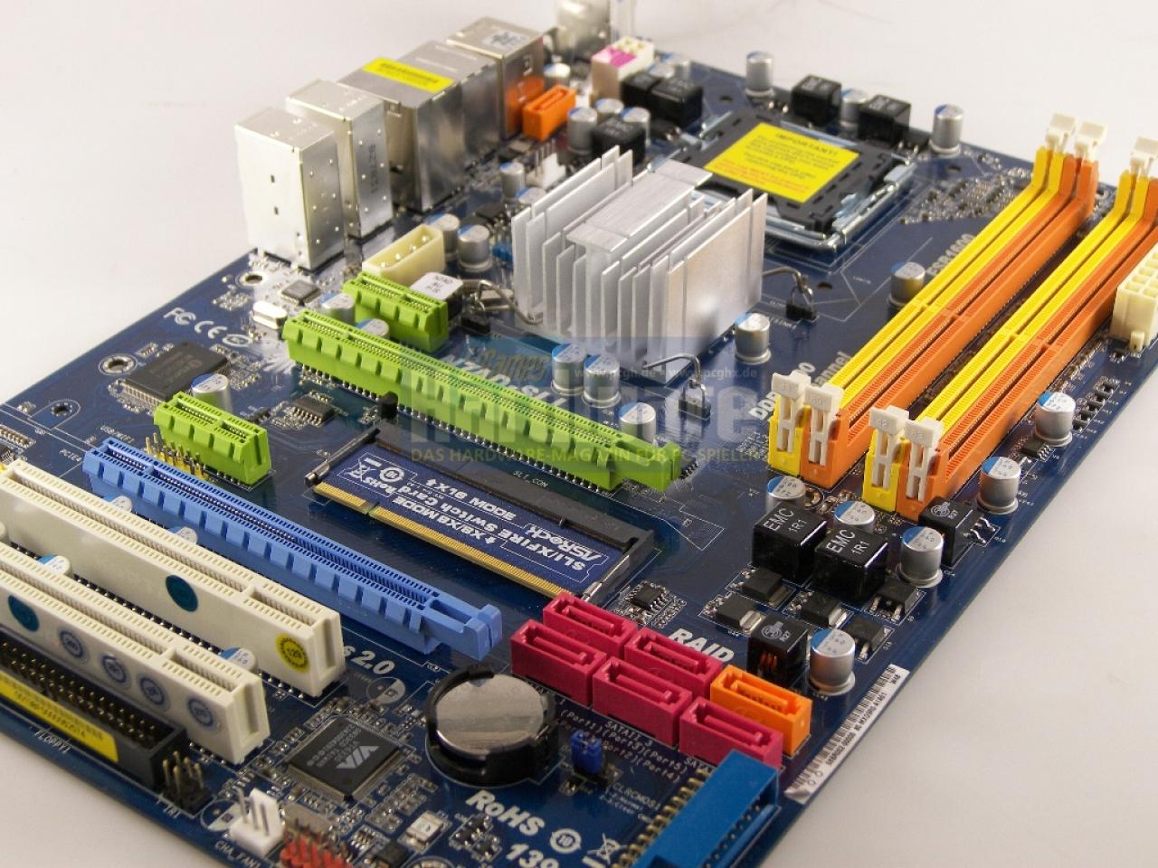 [10/12/2008] Asrock N7AD-SLI: Zwischen den Grafiksteckplätzen ist viel Platz.