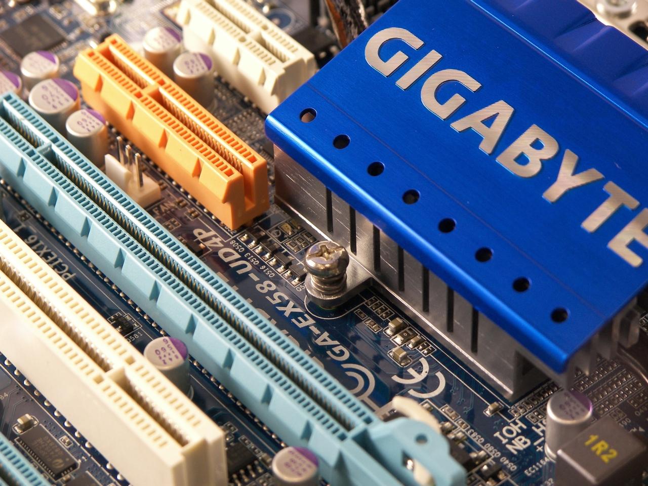 [29/12/2008] Gigabyte EX58-UD4P: Die Northbridge-Kühlung ist per Schrauben befestigt.