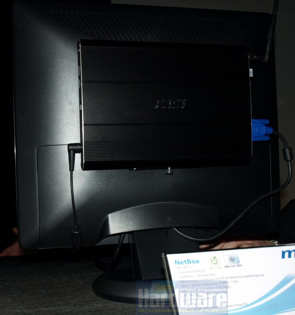 [05/12/2008] Die Wind Netbox wird einfach per Vesa-Befestigung an einen TFT-Monitor geklemmt. (Bild: PCGH)