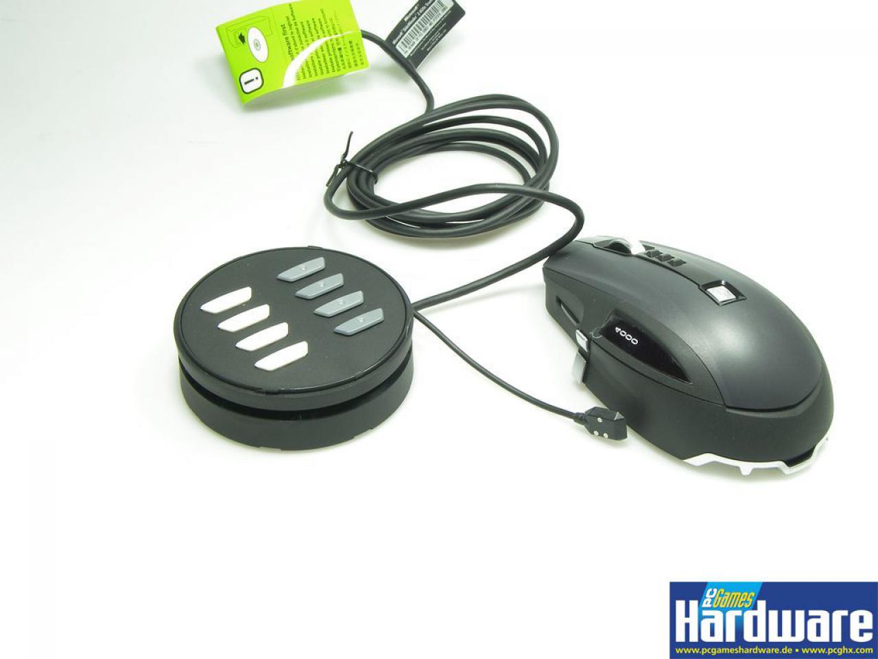 [26/01/2009] Microsoft Sidewinder X8: In der Kabelrolle verbergen sich die austauschbaren Füsschen.