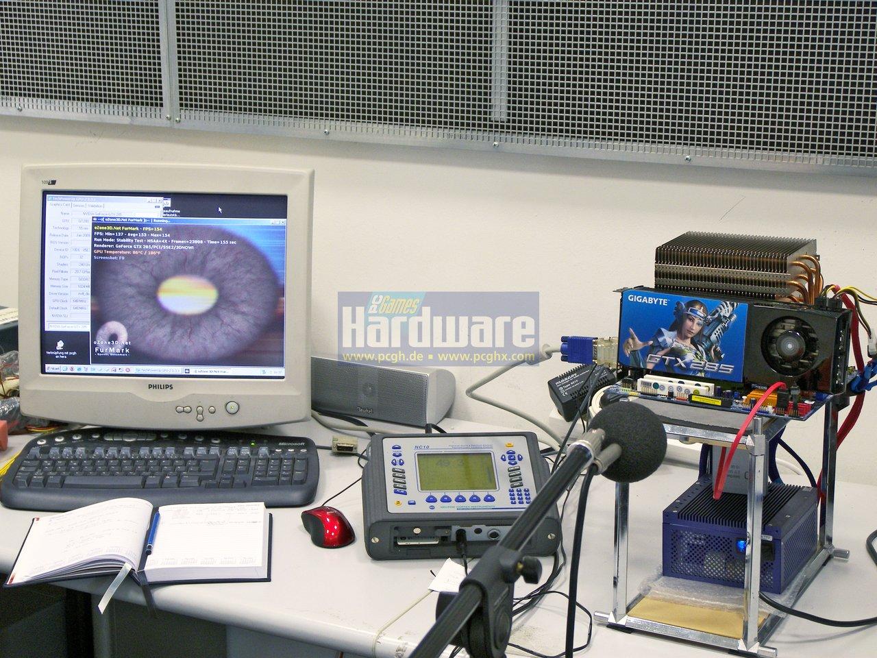 [08/01/2009] Der Meßstand für Lautstärke und Leistungsaufnahme im PCGH-Testlabor (hier mit einer Geforce GTX 285 Grafikkarte bestückt)