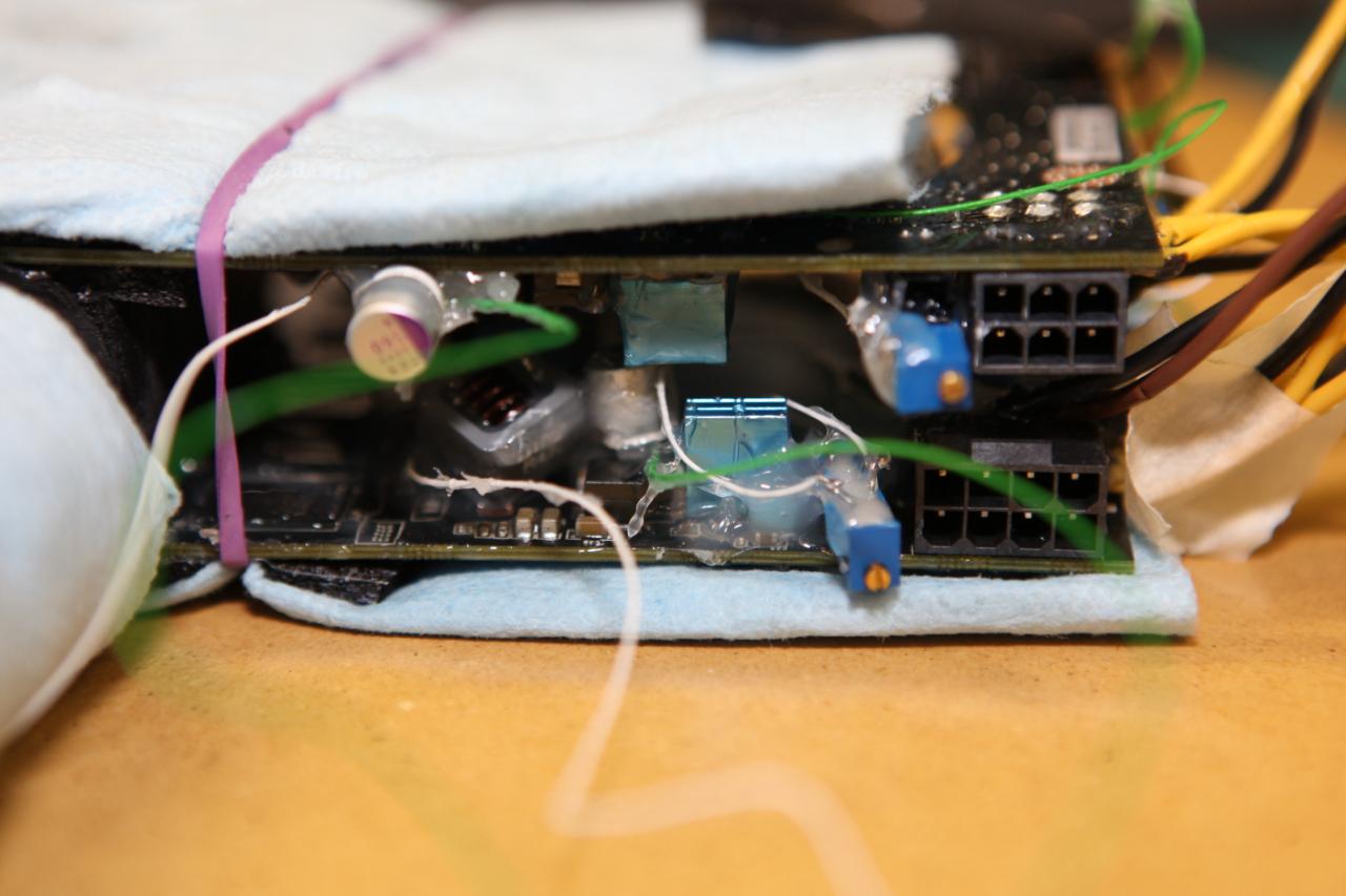 [13/01/2009] Die Geforce-GTX-295-Grafikkarten wurden aufwändig modifiziert und isoliert. (35)