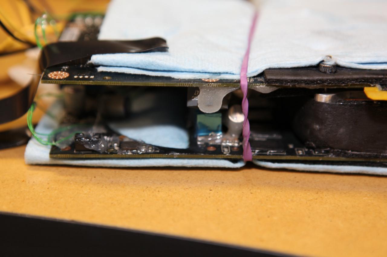 [13/01/2009] Die Geforce-GTX-295-Grafikkarten wurden aufwändig modifiziert und isoliert. (36)