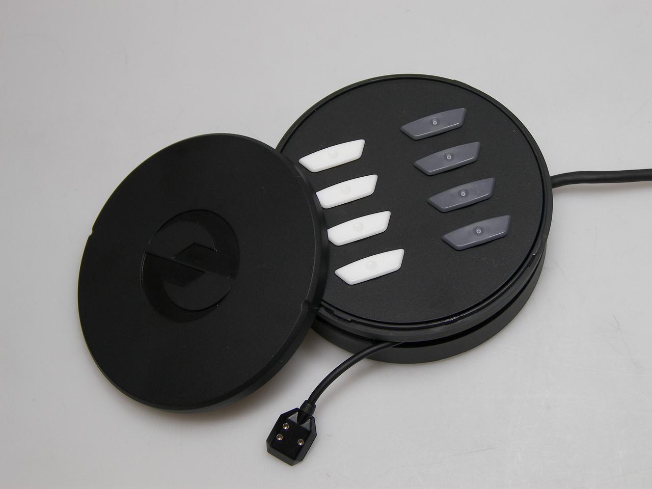 [13/01/2009] Microsoft Sidewinder X8: Die Kombination aus Kabelgewicht, Kabelaufroller und Box für die austauschbaren Füßchen.