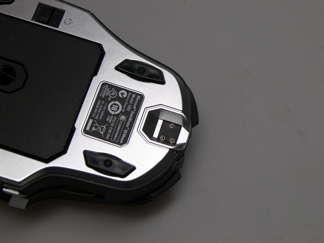 [13/01/2009] Microsoft Sidewinder X8 - ganz rechts befinden sich die Magnete und Kontakte für das Ledekabel.
