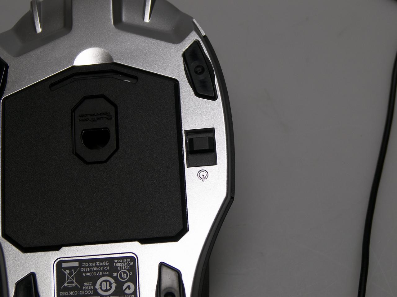 [13/01/2009] Microsoft Sidewinder X8 - auf der Unterseite befindet sich ein Powerschalter.