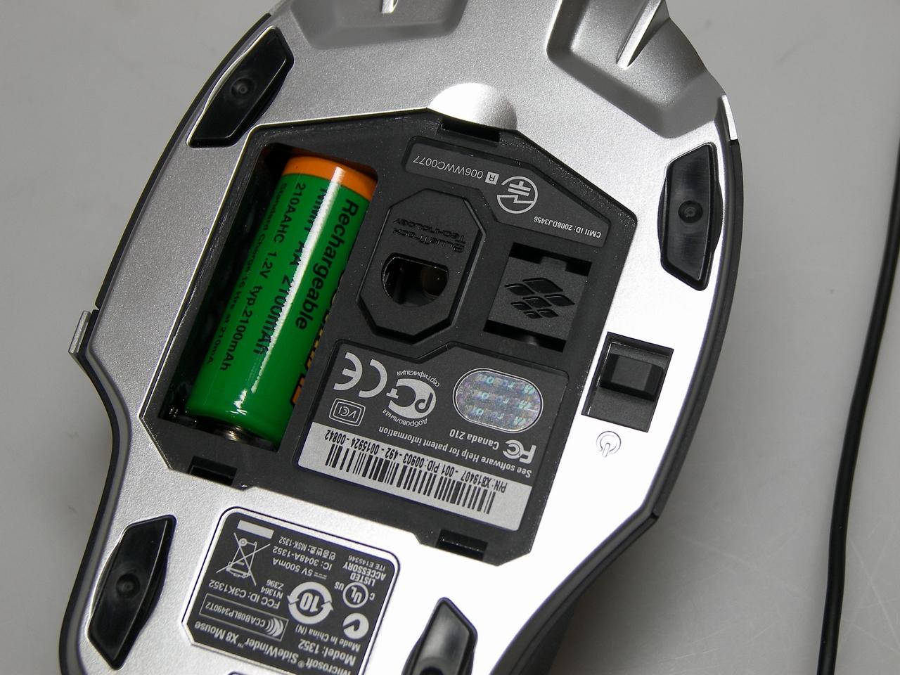 [13/01/2009] Microsoft Sidewinder X8 - unter der großen Klappe sitzt ein AA-Akku.