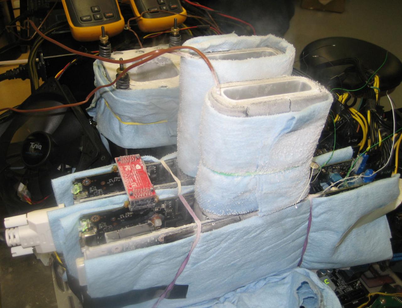 [13/01/2009] Die Geforce-GTX-295-Grafikkarten wurden aufwändig modifiziert und isoliert. (45)