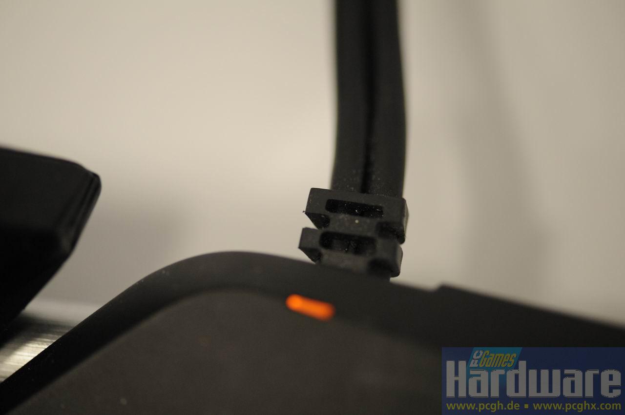 [17/02/2009] Logitech G19 im PCGH-Testlabor: Der Stecker von der Tastatur weg verzweigt sich Richtung USB und Netzteil