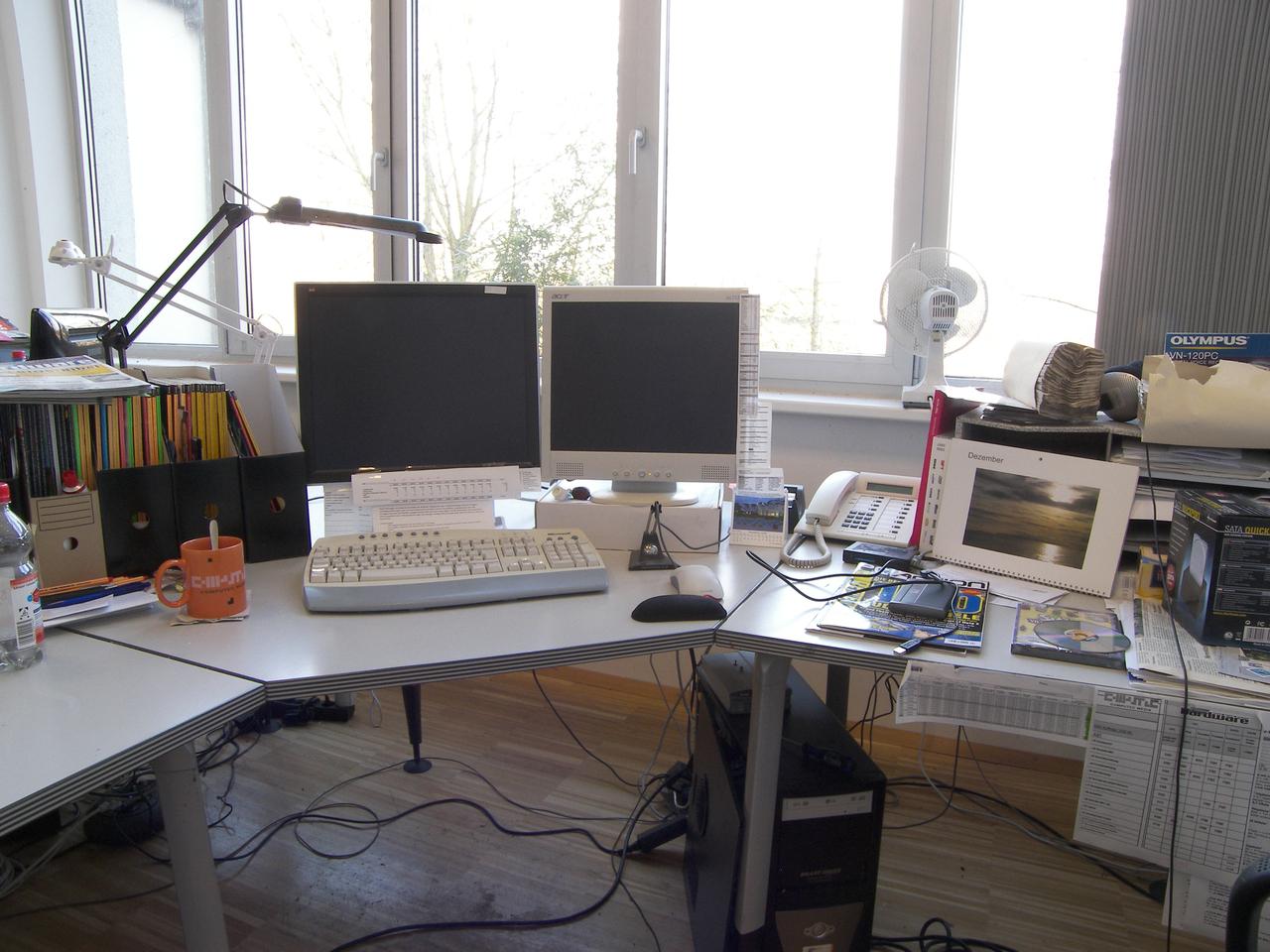 [06/02/2009] Schreibtische der PC-Games-Hardware-Redakteure: Christian Gögelein