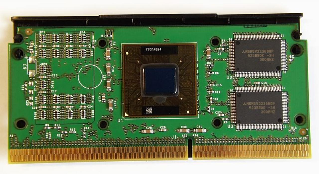 [25/02/2009] Intel Pentium III: Die eigentliche CPU sitzt gemeinsam mit dem L2-Cache auf einer Platine (hier ohne Gehäuse).