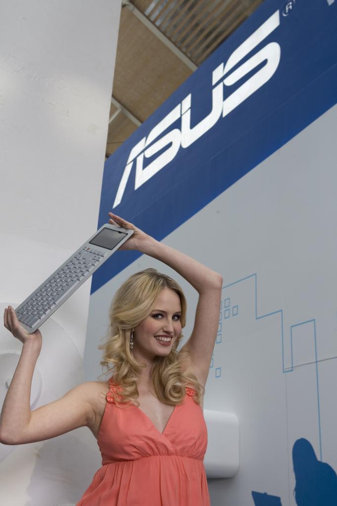 [04/03/2009] Asus: Carolin Ruppert zeigt die Vorzüge der Highlights (2)