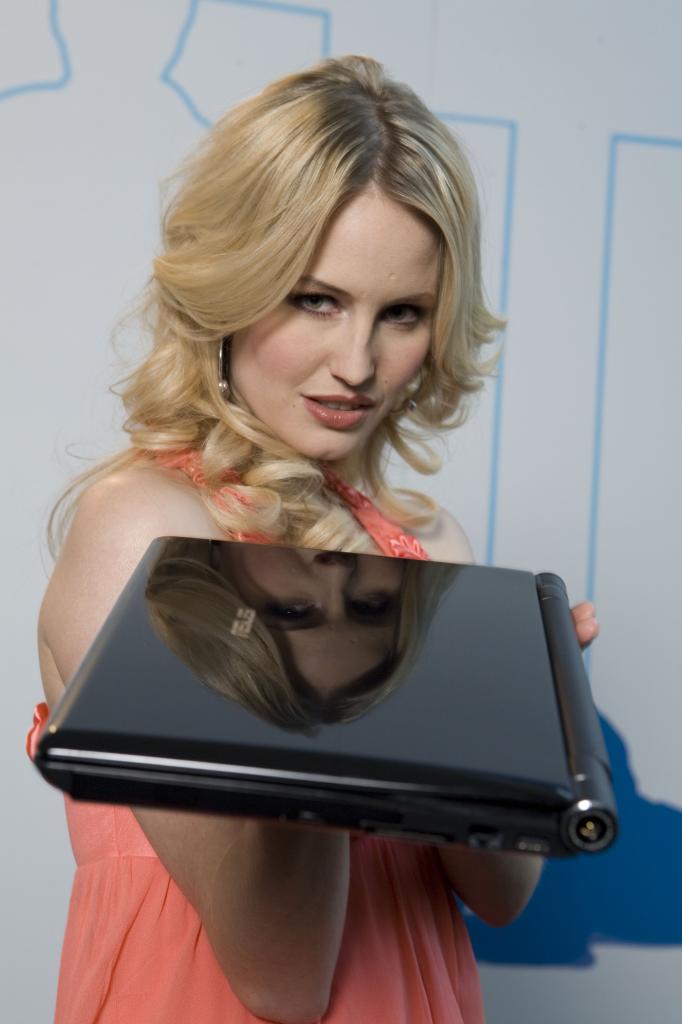 [04/03/2009] Asus: Carolin Ruppert zeigt die Vorzüge der Highlights (7)