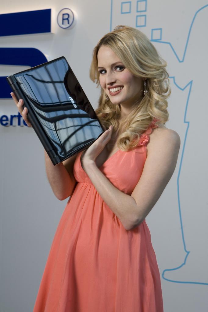 [04/03/2009] Asus: Carolin Ruppert zeigt die Vorzüge der Highlights (8)