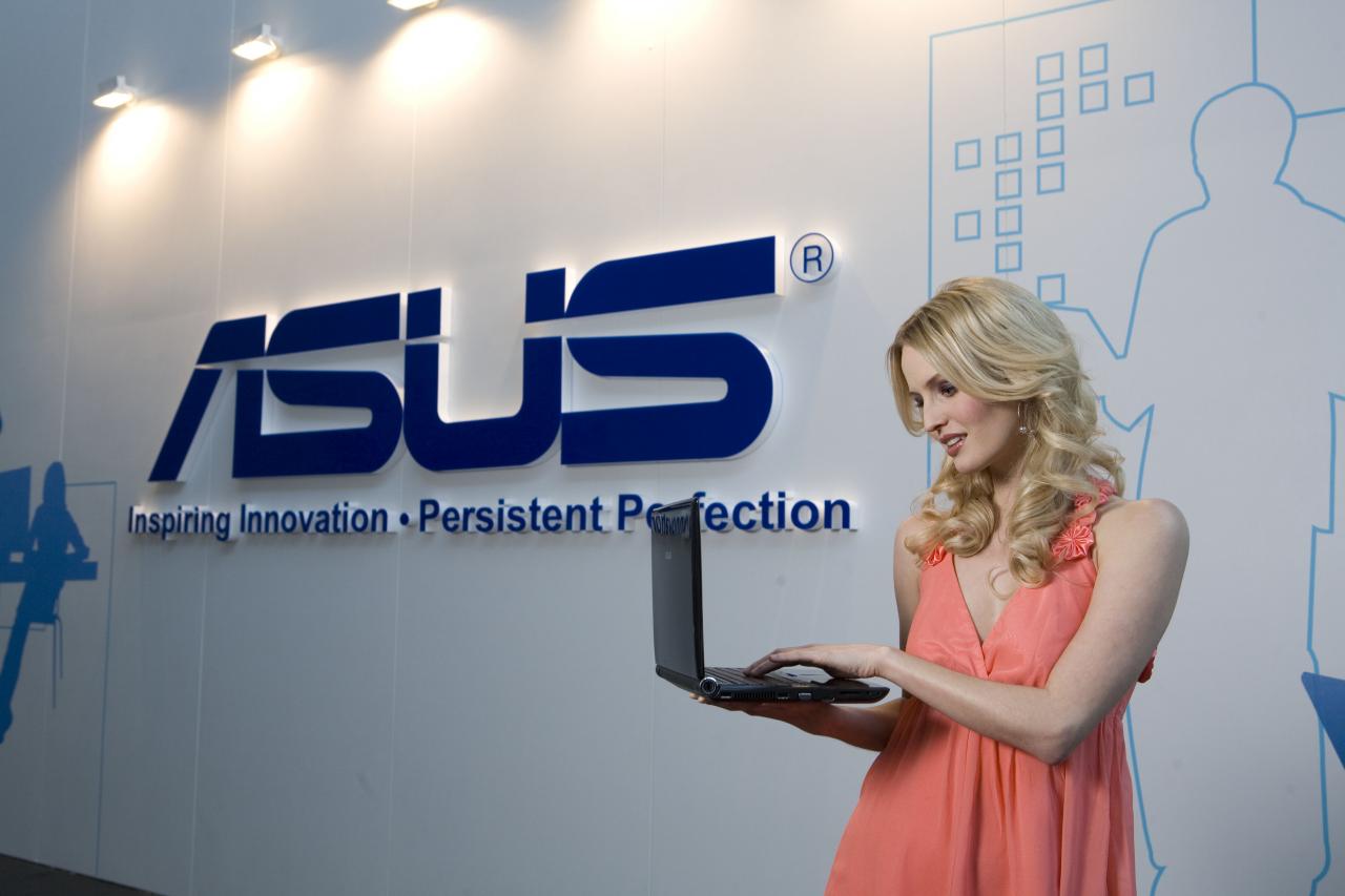 [04/03/2009] Asus: Carolin Ruppert zeigt die Vorzüge der Highlights (9)