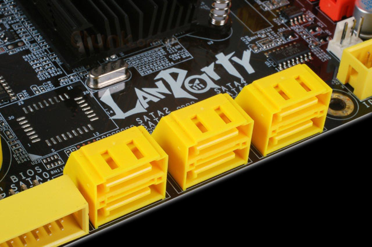 [19/03/2009] DFI zeigt AM3 Mainboard Lanparty DK 790FXB-M3H5 (7)