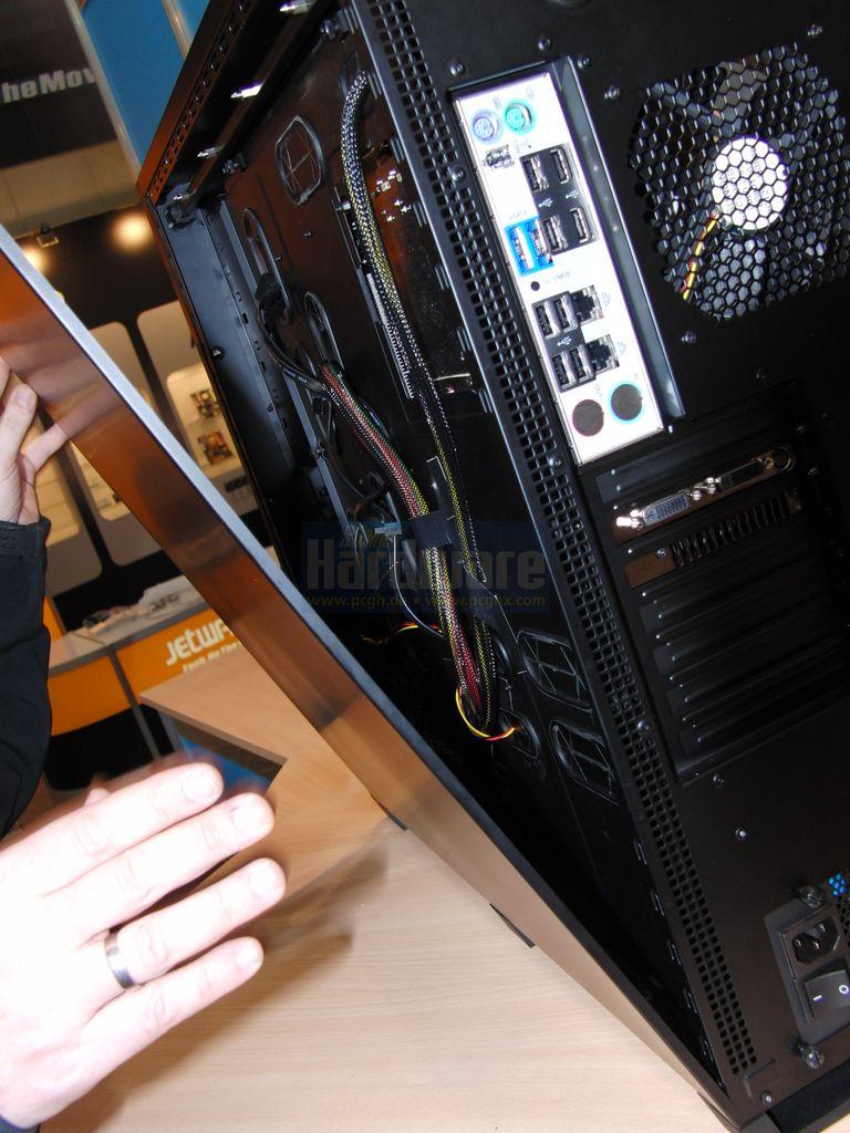 [02/03/2009] Corsair Full Tower Case Preview - PC Games Hardware zeigt erste Bilder (13)