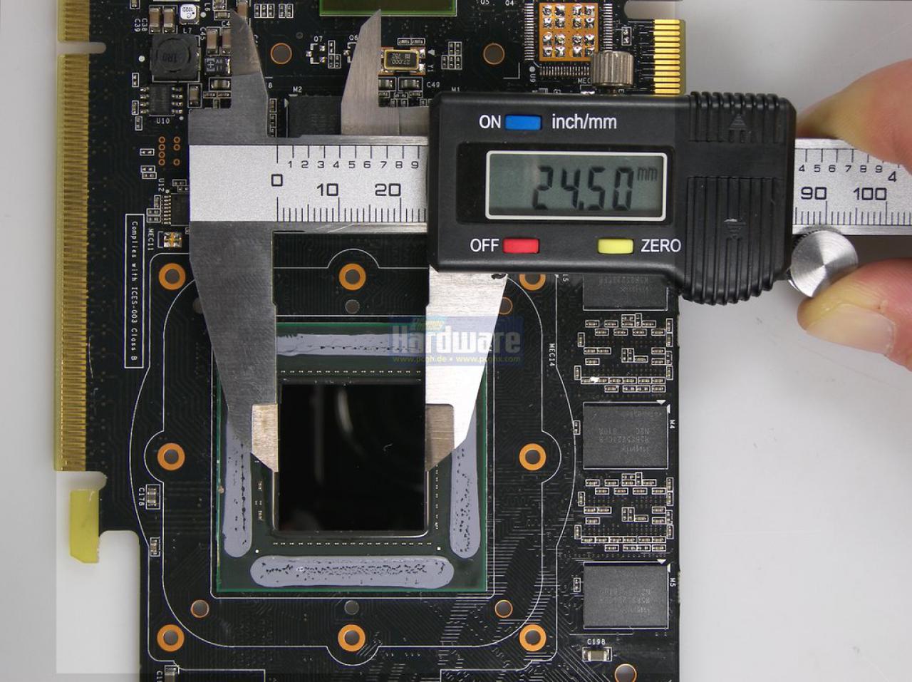 [24/03/2009] Chipgrößen im Vergleich: Höhe des GT200 (65nm) mit dem digitalen Meßschieber nachgemessen.
