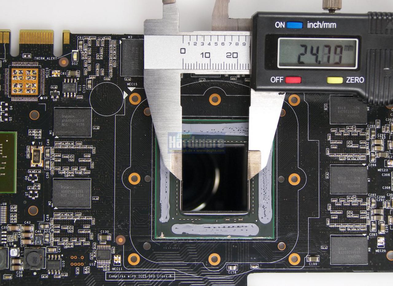 [24/03/2009] Chipgrößen im Vergleich: Breite des GT200 (65nm) mit dem digitalen Meßschieber nachgemessen.