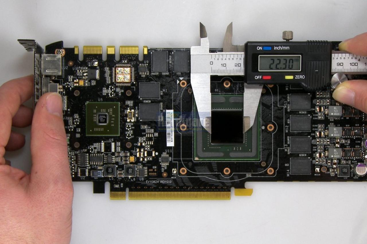 [24/03/2009] Chipgrößen im Vergleich: Breite des GT200b (55nm) mit dem digitalen Meßschieber nachgemessen.