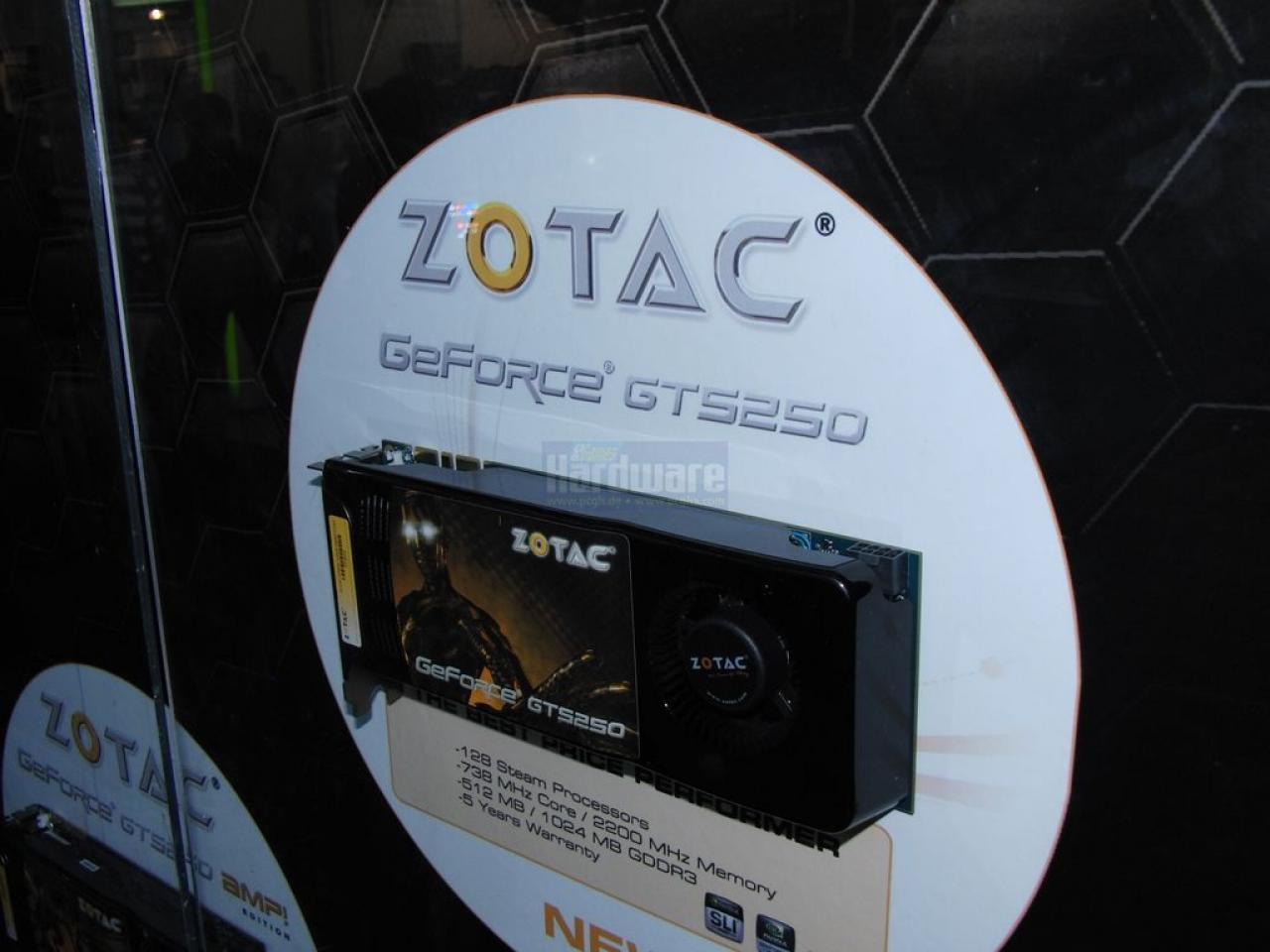 [03/03/2009] Geforce GTS 250 auf der Cebit: Zotac bringt zwei Versionen: Normal und Amp!. Im Bild die normal getaktete Version. Auffällig: 3-Wege-SLI-Connector und ein Achtpol-PCI-Express-Anschluss.