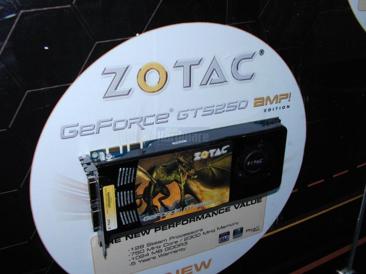 [03/03/2009] Geforce GTS 250 auf der Cebit: Zotac bringt zwei Versionen: Normal und Amp!. Hier die leicht übertaktete AMP-Version mit 3-Wege-SLI-Connector und ein Achtpol-PCI-Express-Anschluss.