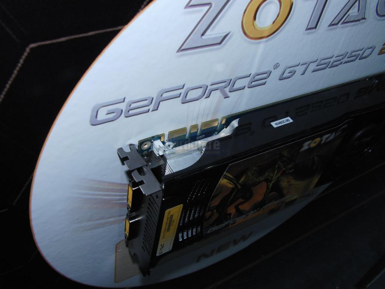 [03/03/2009] Geforce GTS 250 auf der Cebit: Zotac setzt wie fast alle anderen nicht auf den Referenzkühler, sondern auf einen großen Kühler mit Alu-Rippen und Radiallüfter.