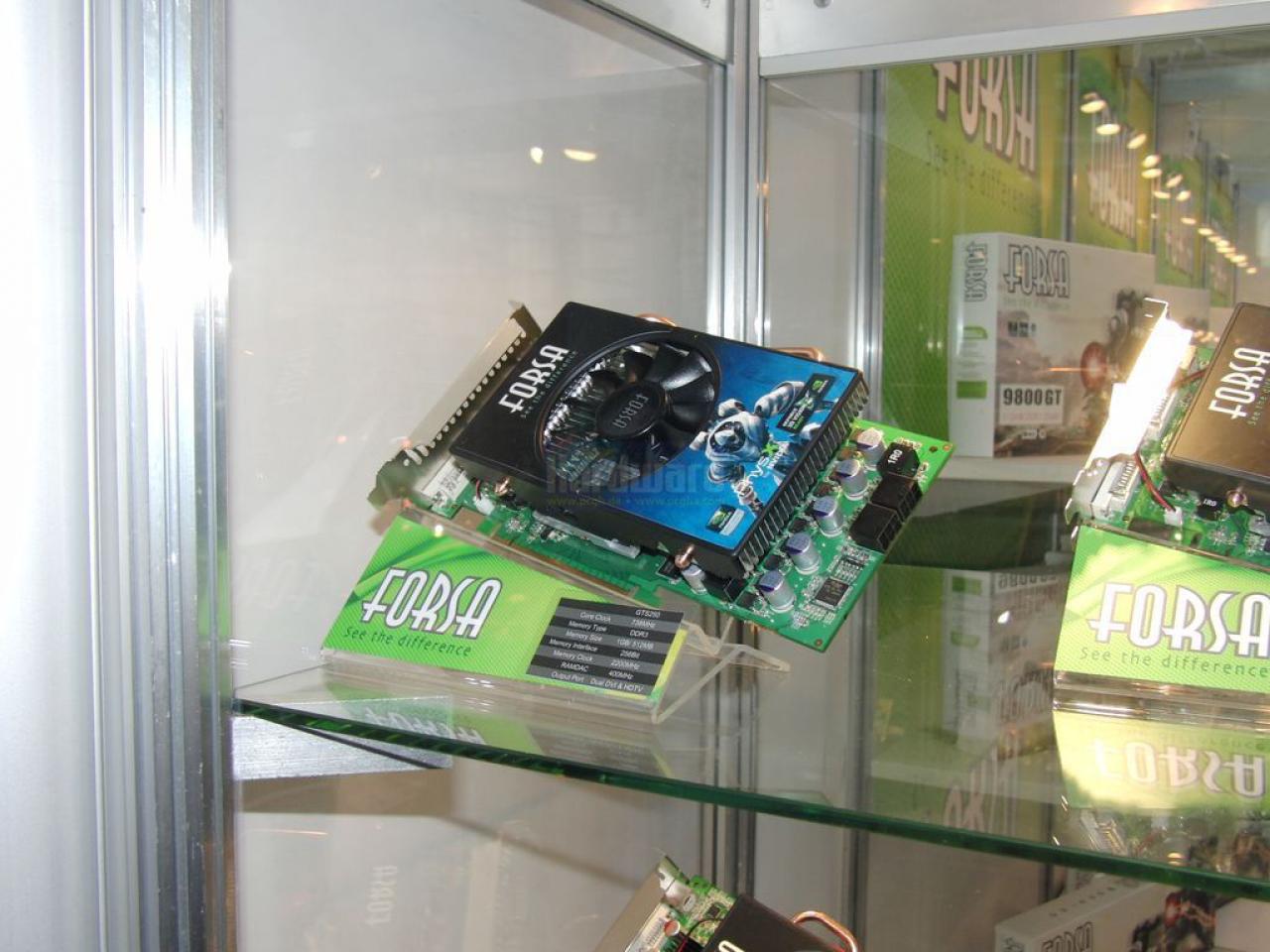[03/03/2009] Geforce GTS 250 auf der Cebit: Hierzulande fast nur auf der Cebit vertreten - Forsa. Die Karte verfügt über zwei 6-Pin-Anschlüsse, welche nach hinten vom PCB aus wegzeigen.