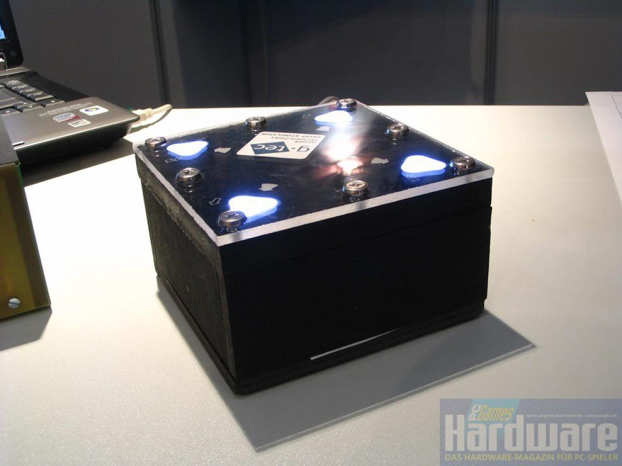 [05/03/2009] Brain-Computer Interface: Dies ist das Steuermodul mit den vier blinkenden LEDs.