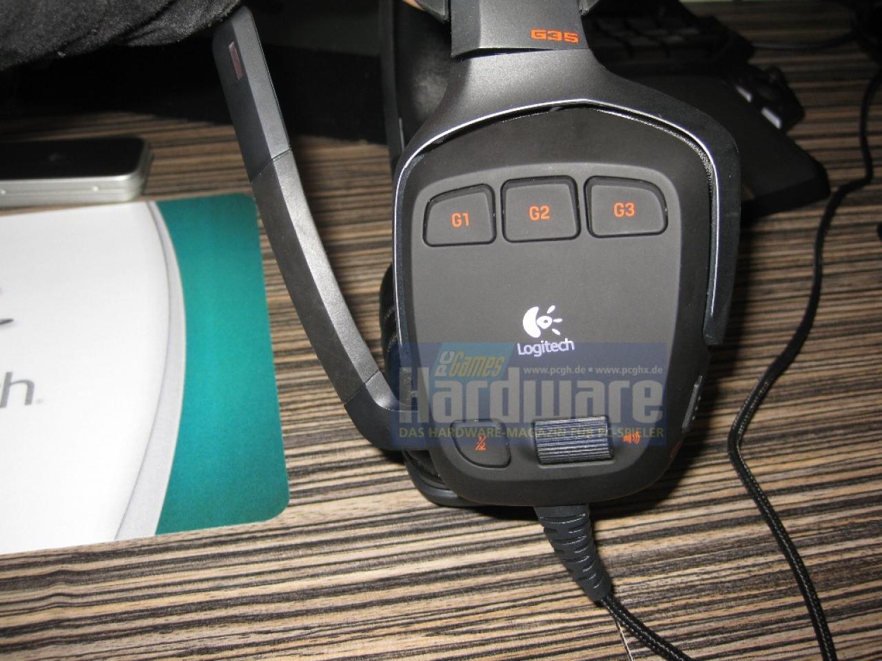 [05/03/2009] Logitech G35: An der linken Hörmuschel befinden sich drei Sondertasten, die Lautstärkeregelung, ein Knopf, mit dem Sie das Mikrofon stumm schalten und ein Schalter für die Surround-Effekte.