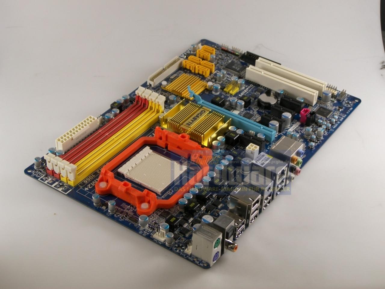 [16/04/2009] Zum Vergleich: Bis auf die Kühler ist das Layout des älteren MA770-DS3 praktisch gleich