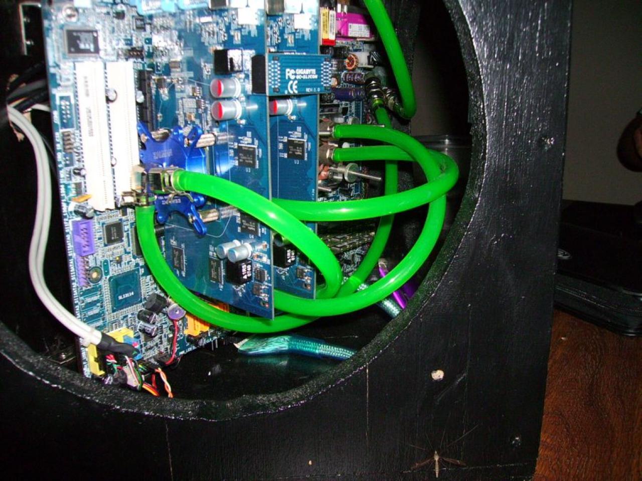 [29/04/2009] PCGH Extreme: Sehenswerter Wakü-PC (1)