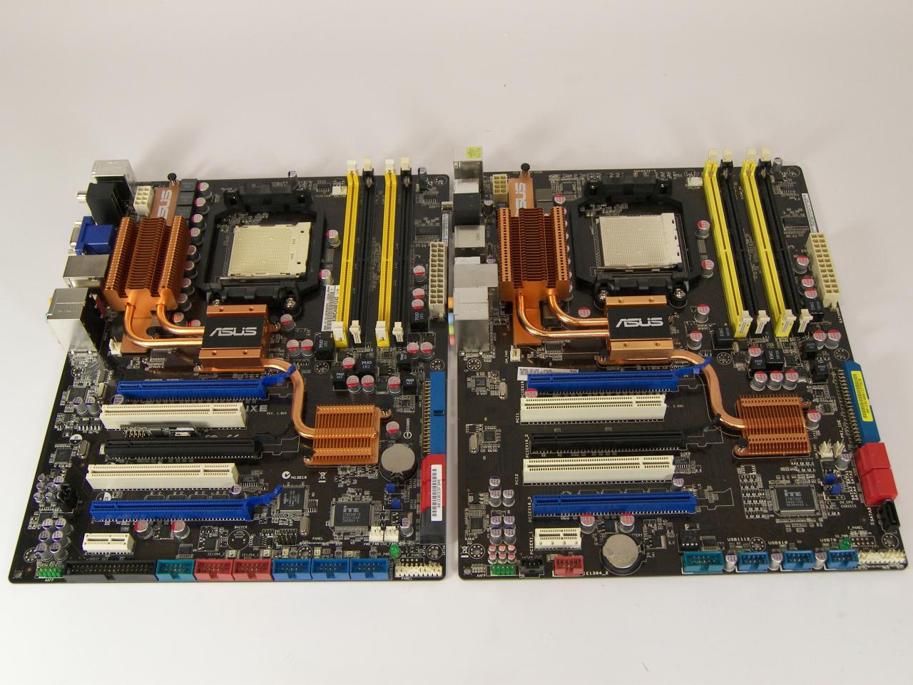 [25/05/2009] Vergleich: Asus M4N82 Deluxe (links, Nforce 980a SLI) und Asus M3N-HT Deluxe (Nforce 780a SLI) (1)