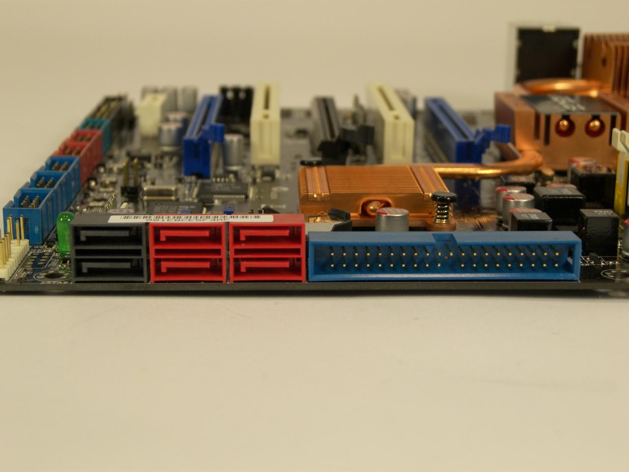 [25/05/2009] Vergleich: Asus M3N-HT Deluxe (Nforce 780a SLI): Laufwerks-Anschlüsse