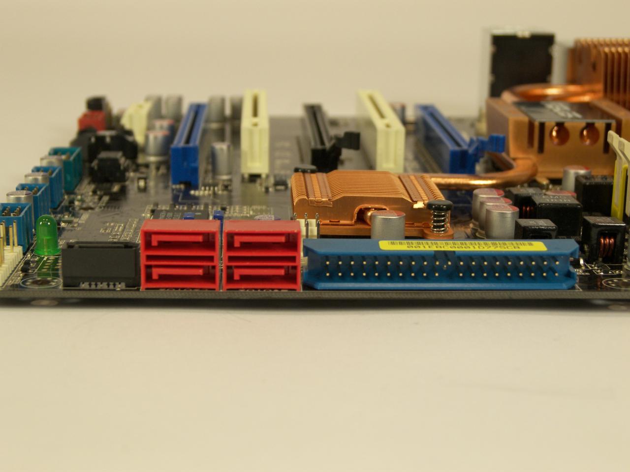 [25/05/2009] Vergleich: Asus M4N82 Deluxe (Nforce 980a SLI): Laufwerks-Anschlüsse