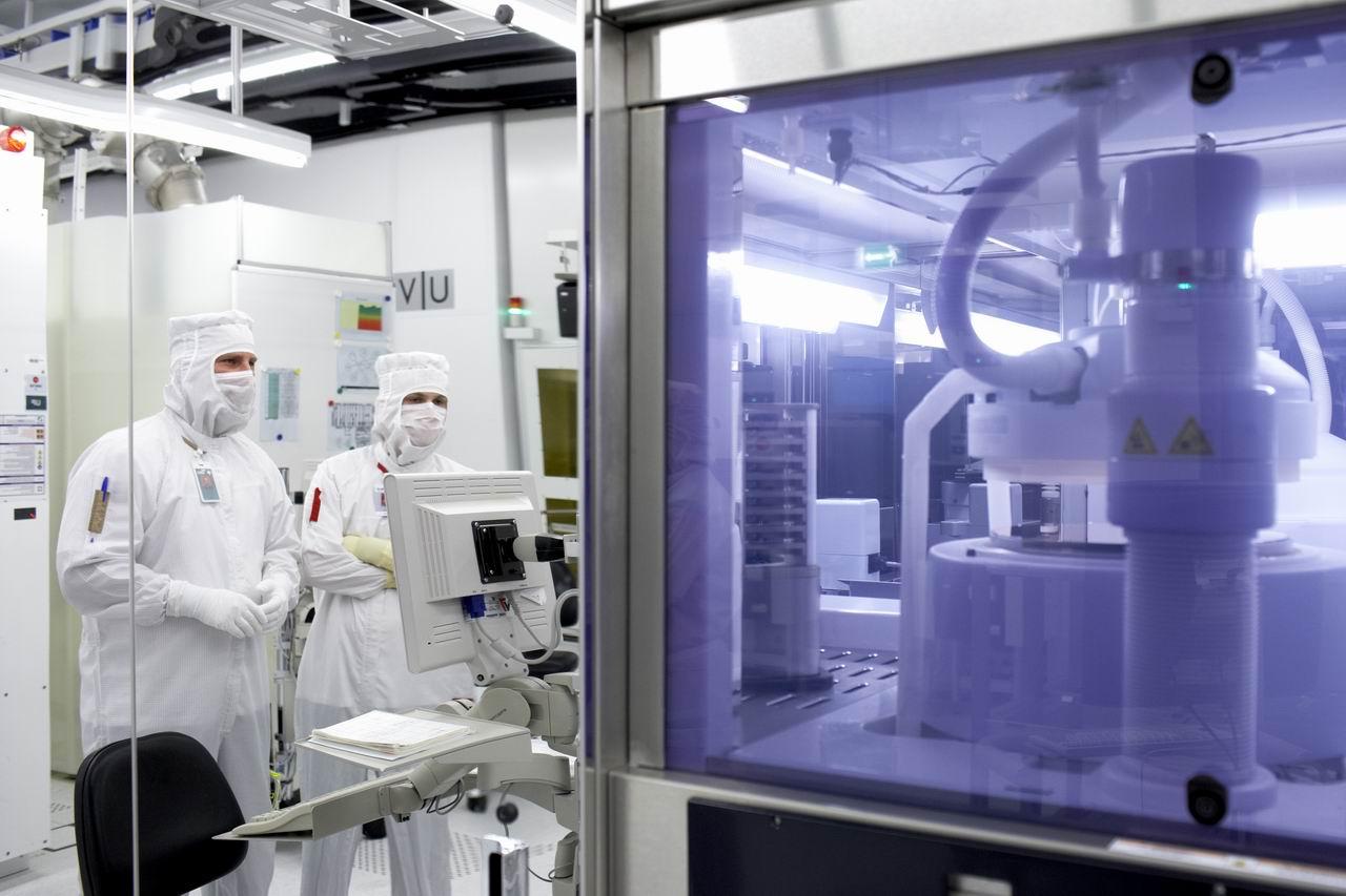[19/05/2009] Im Doppelmodul Chemical Mechanical Polishing / Plating werden die Strukturen (Leiterbahngräben und Kontakte) mit Kupfer gefüllt (