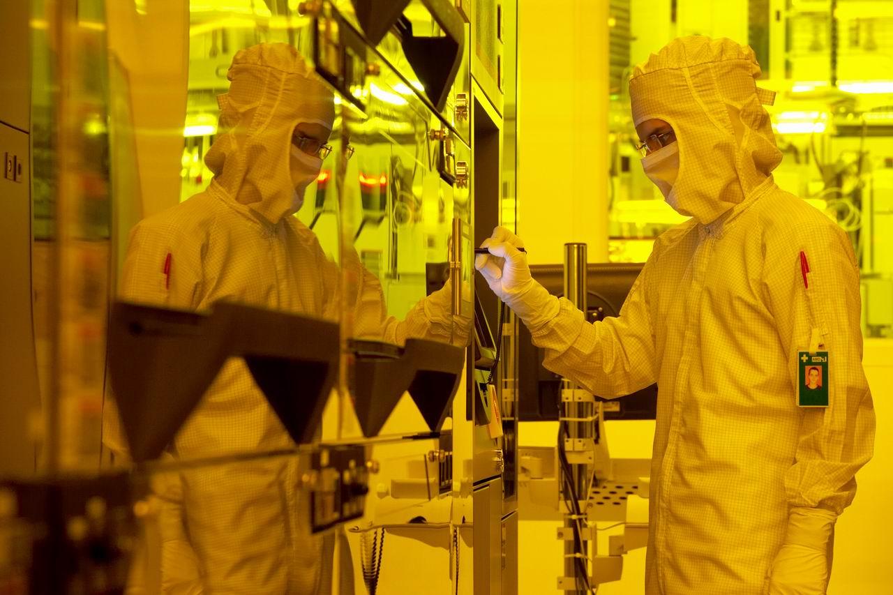 [19/05/2009] Im Modul Photolithography („Litho“) werden die Wafer mit einer lichtempfindlichen Lackschicht versehen und anschließend die Chipstrukturen mithilfe einer Chrom-Glas-Maske in den Fotolack belichtet. 