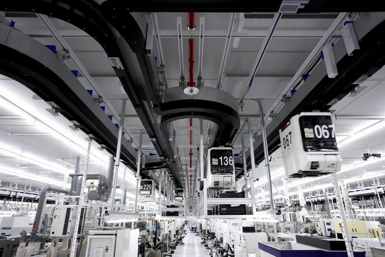 [19/05/2009] Ein Blick auf das automatisierte Transportsystem, mit dem die Wafer innerhalb des Reinraums transportiert werden.