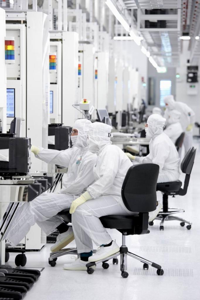 [19/05/2009] Im Modul Etch werden mithilfe von Ätzprozessen zuvor aufgebrachte Materialschichten an genau definierten Stellen entfernt. So werden schrittweise Schaltkreisstrukturen wie Transistoren, Kontakte und Leitbahnen geschaffen.
