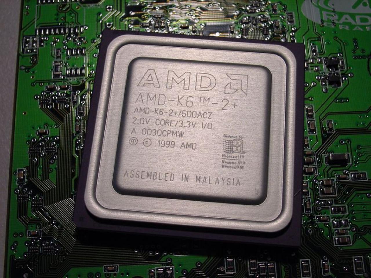[25/06/2009] Der Mobile K6-2+ von AMD (im Bild die Desktop-Version) bot den Powernow!-Sparmodus erstmals in den Modellen mit 550 und 533 MHz, die am 26. Juni 2000 debütierten.