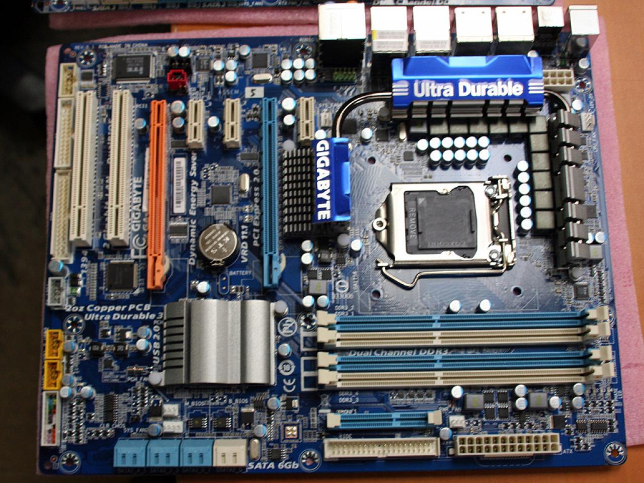 [01/06/2009] Auch die kommenden P55-Mittelklasse-Mainboards von Gigabyte werden SLI unterstützten. Dieses Exemplar stammt noch aus einer Vorserie, so mutet die Heatpipe-Lösung mit 