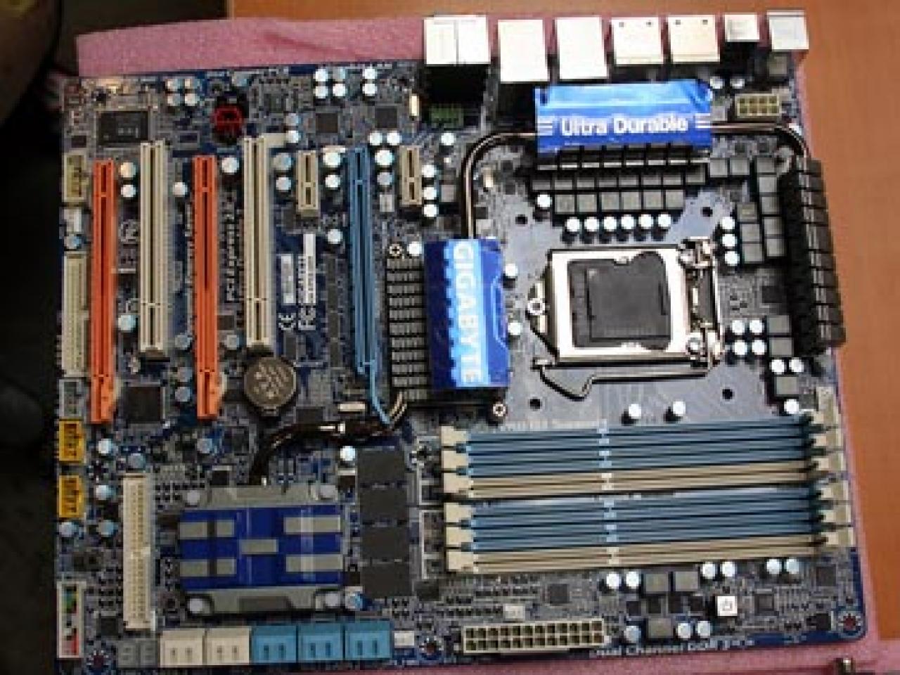[01/06/2009] Kommendes P55-High-End-Mainboard von Gigabyte mit SLI und 24 Phasen CPU-Stromversorgung. Dieses Exemplar stammt noch aus einer Vorserie, so mutet die Heatpipe-Lösung mit 