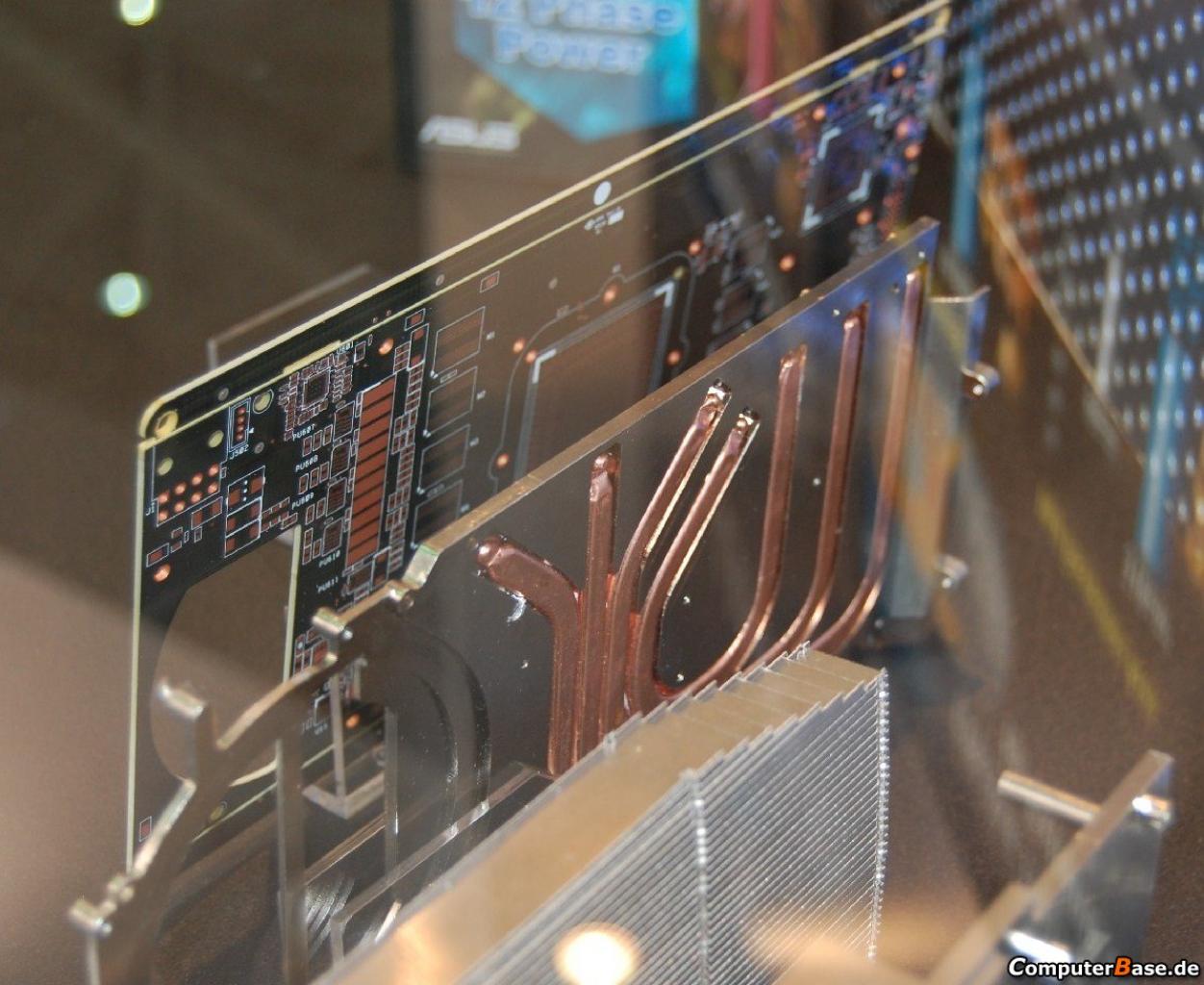 [02/06/2009] Auch die untere der beiden GTX 285 GPUs hat vier Heatpipes zur Verfügung.