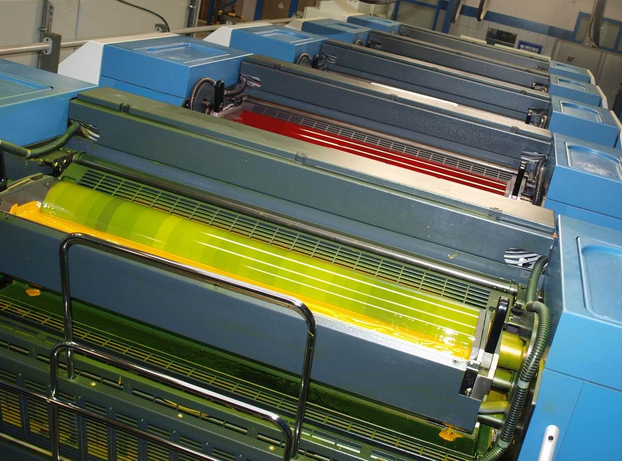 [09/07/2009] Farbaggregate: Blick von oben auf eine Bogenoffsetmaschine mit den vier Farbwerken für den Umschlagdruck.